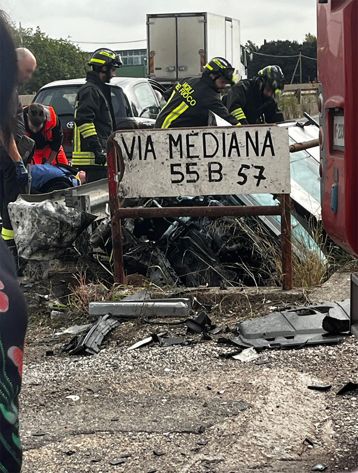 Esce fuori strada sulla Pontina, ad Aprilia, sfonda il guard rail e manda un'auto, con a bordo un’intera famiglia, nel canale. Cinque feriti. Le FOTO - 