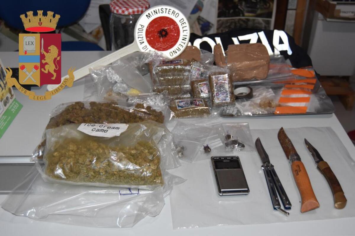Hashish e marijuana nascosti nelle scatole di cibo: 23enne in arresto - 