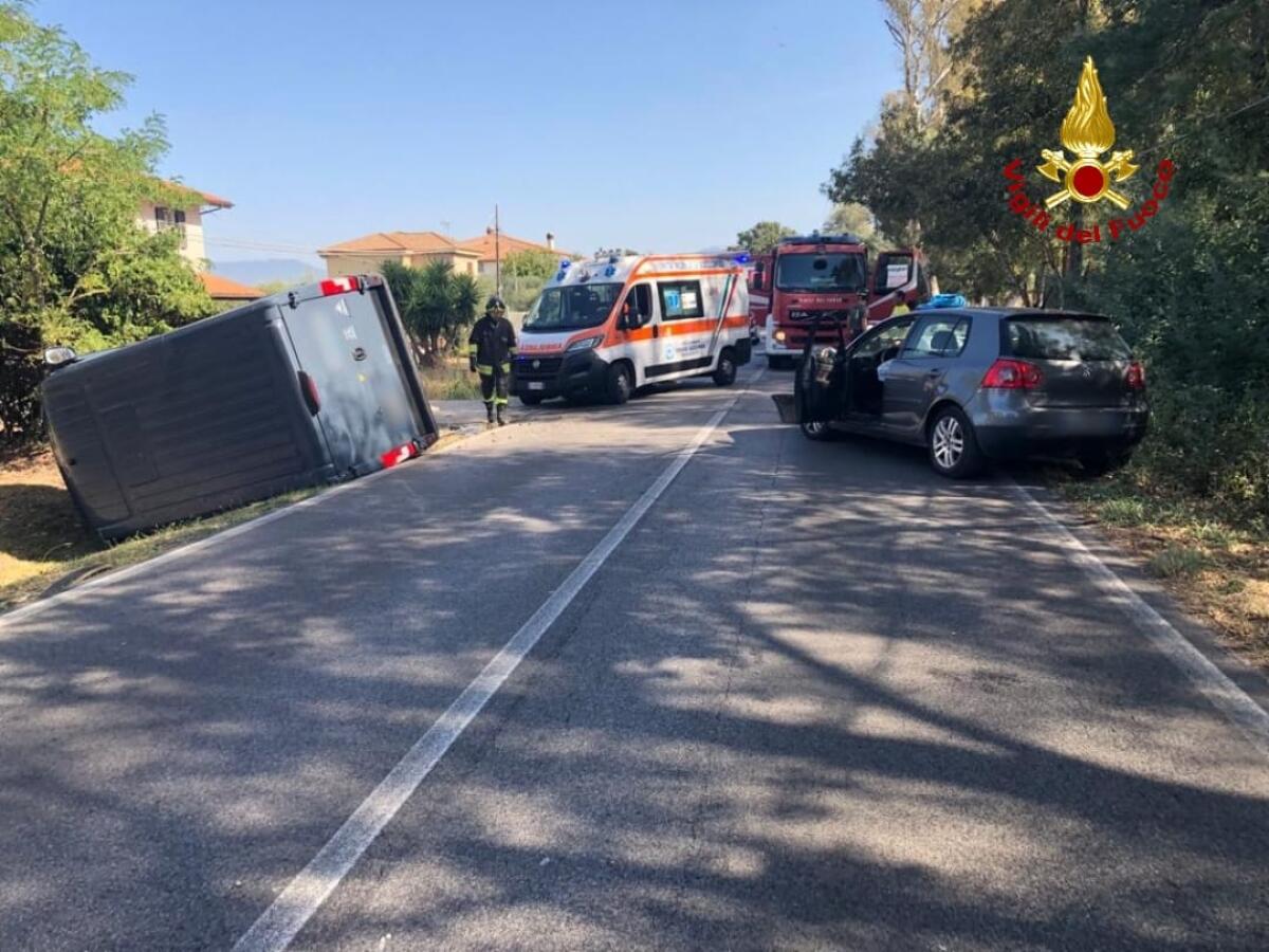 Scontro tra un furgone ed un'auto a Latina: 2 feriti - 
