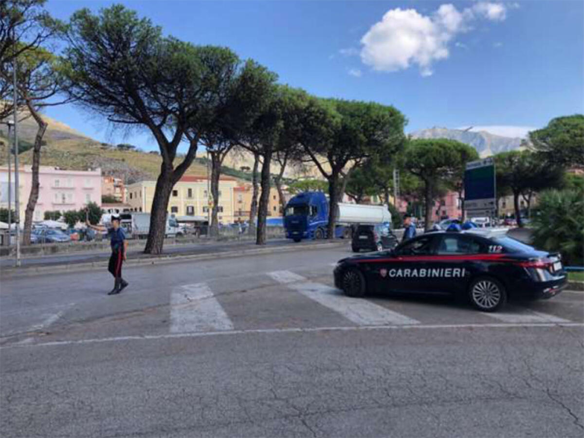 Violenta con la madre, all’arrivo dei Carabinieri morde un dito ad un militare. - 