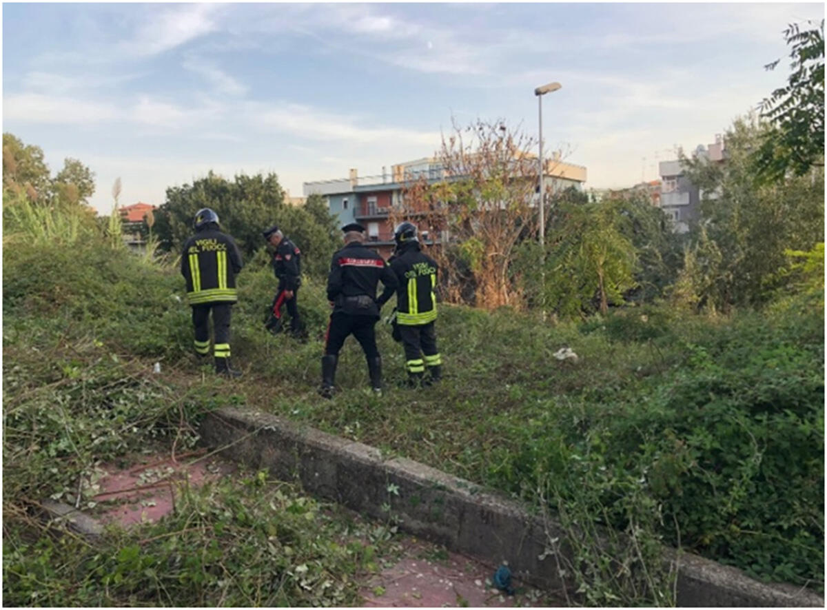 Lancia tra i rovi un borsello pieno di hashish, 27enne arrestata - 