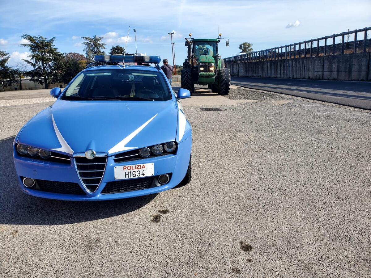Trattore a 20 km orari sulla Pontina ad Aprilia: fermato dalla Stradale, aveva uno pneumatico lacerato - 