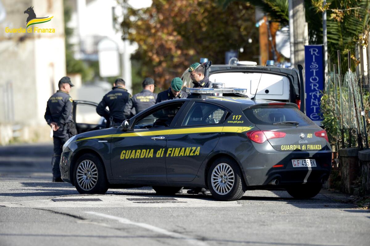 Intercettato dalla Finanza di Formia un corriere della droga con 2 kg di hashish e marijuana. - 