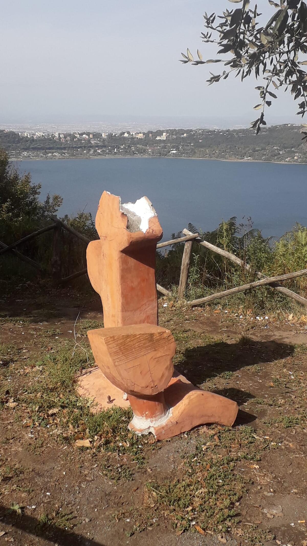 Decapitata l'opera la "Donna del Lago" ad Albano - 