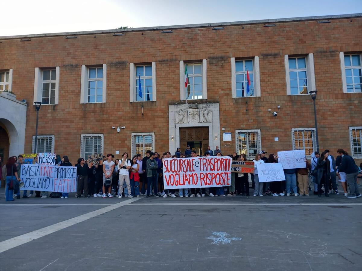 Scuola a Pomezia, proteste degli studenti in piazza. “La destra ha distrutto tutto in pochi mesi” - 