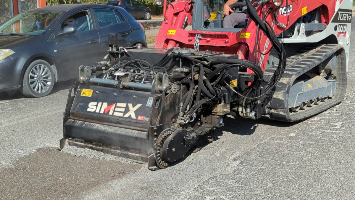 Nuovo macchinario per coprire le buche del manto stradale, la sperimentazione ad Aprilia - 