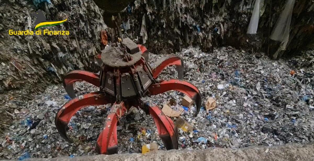 Oltre tre quintali di hashish, sequestrati dalla Guardia di Finanza di Latina, avviati alla distruzione in un inceneritore. - 