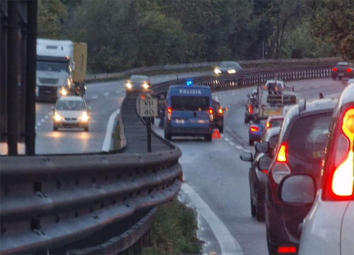 Code sulla Pontina per un incidente tra Casalazzara ed il bivio per Caronti. Altro incidente allo svincolo per Campo di Carne. - 