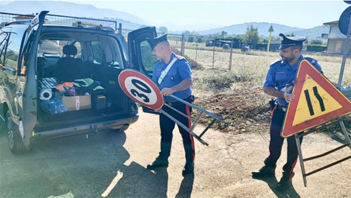Ruba la segnaletica da un cantiere dell’Anas: i Carabinieri denunciano un imprenditore edile di Priverno. - 