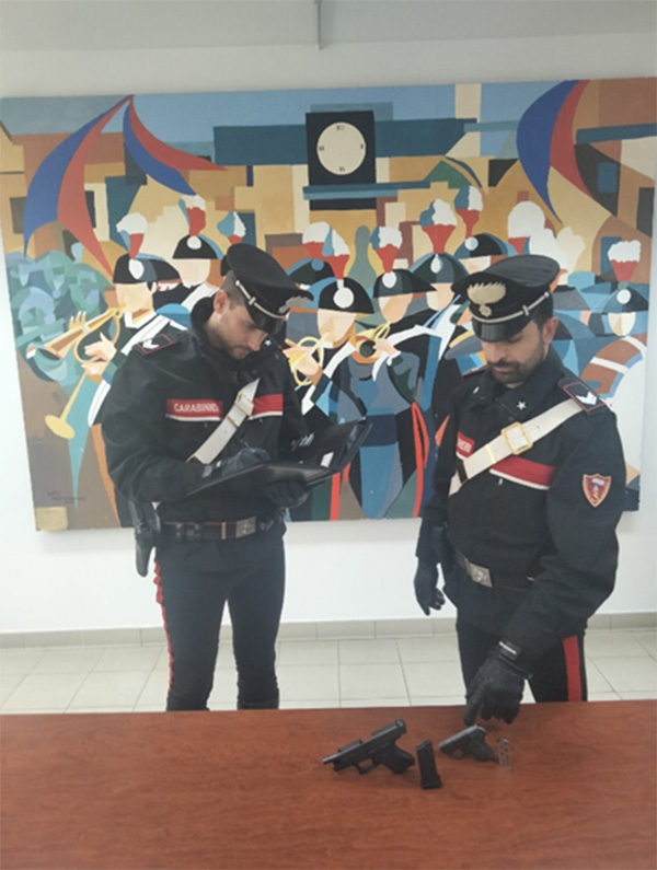 le pistole sequestrate dai Carabinieri di Aprilia