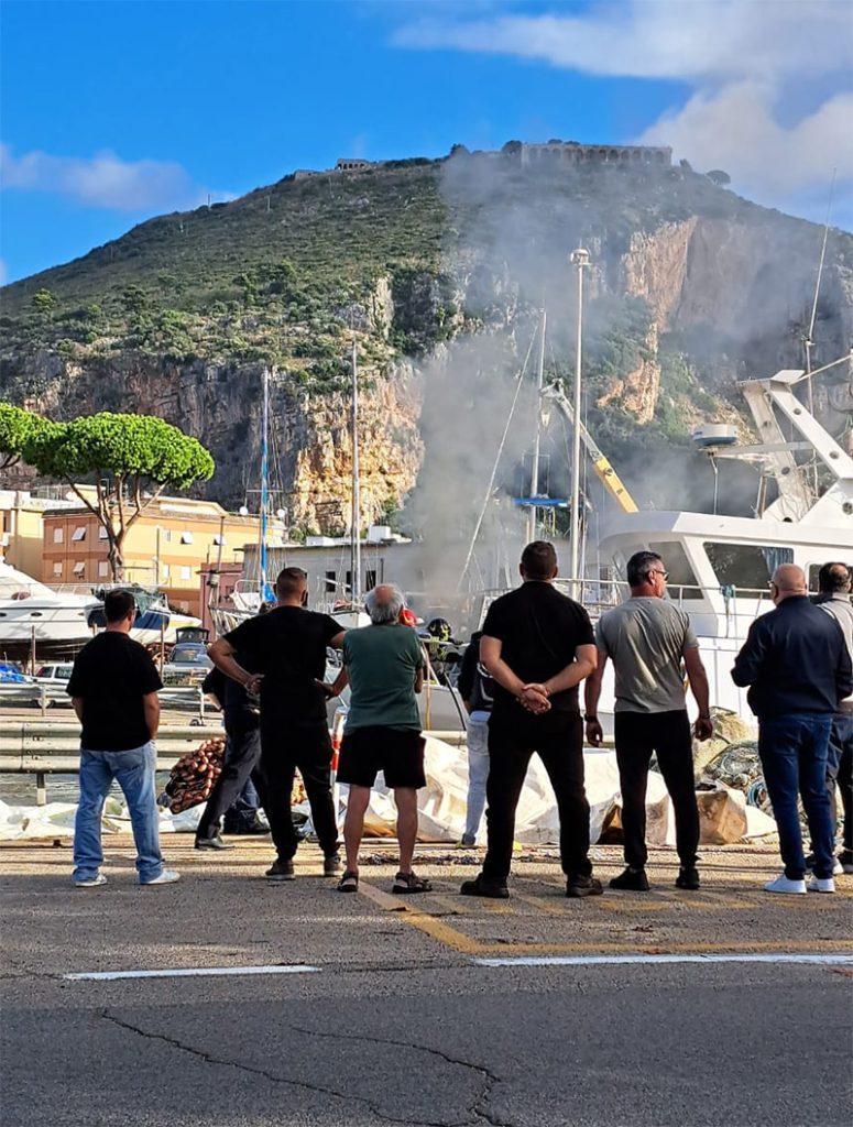 peschereccio in fiamme (foto dalla pagina Facebook "Sei di Terracina se.")
