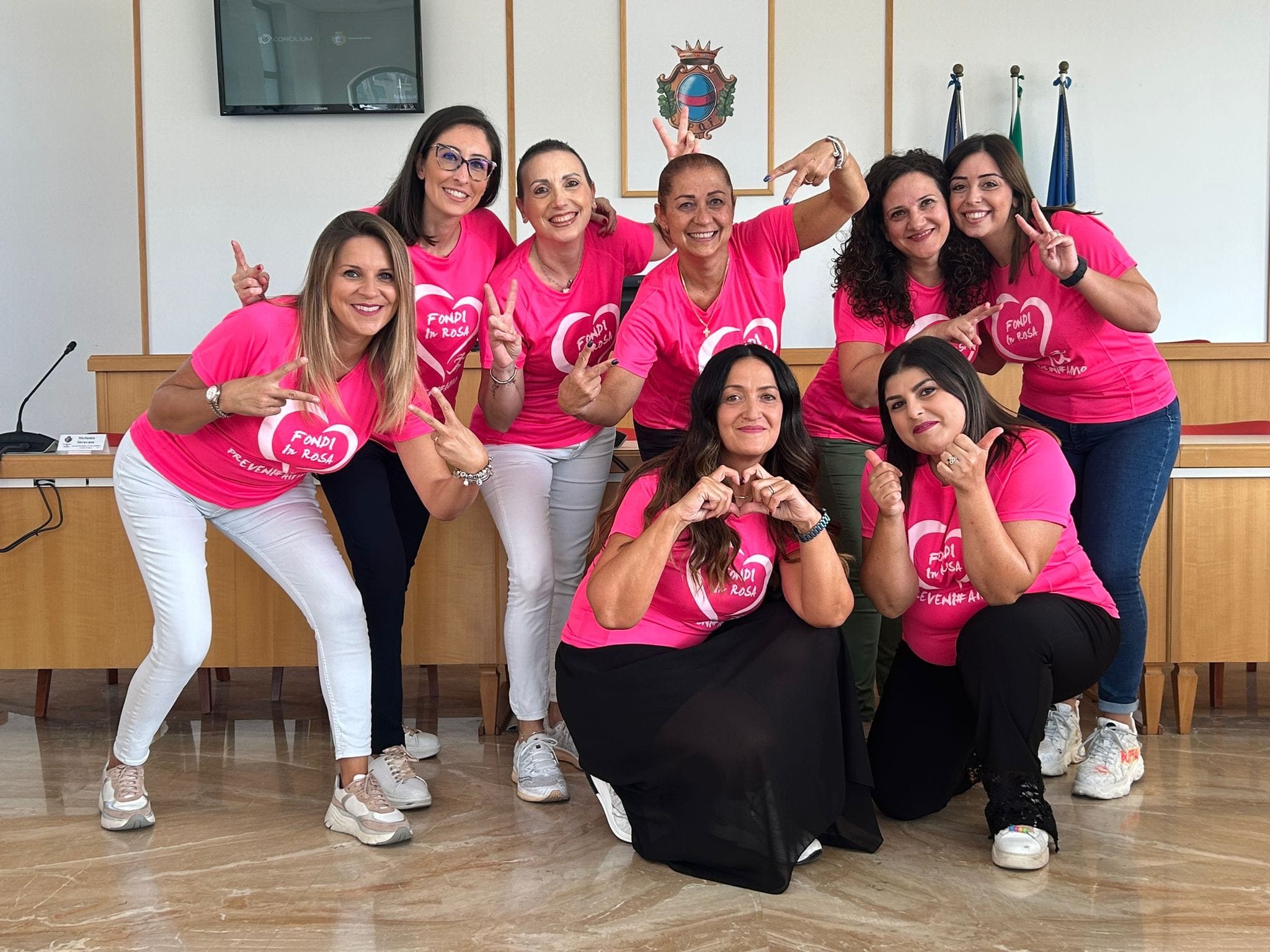 assessore e consigliere in maglietta rosa