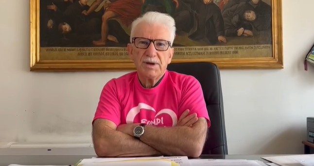 il Sindaco di Fondi, Beniamino Maschietto, con la maglietta rosa