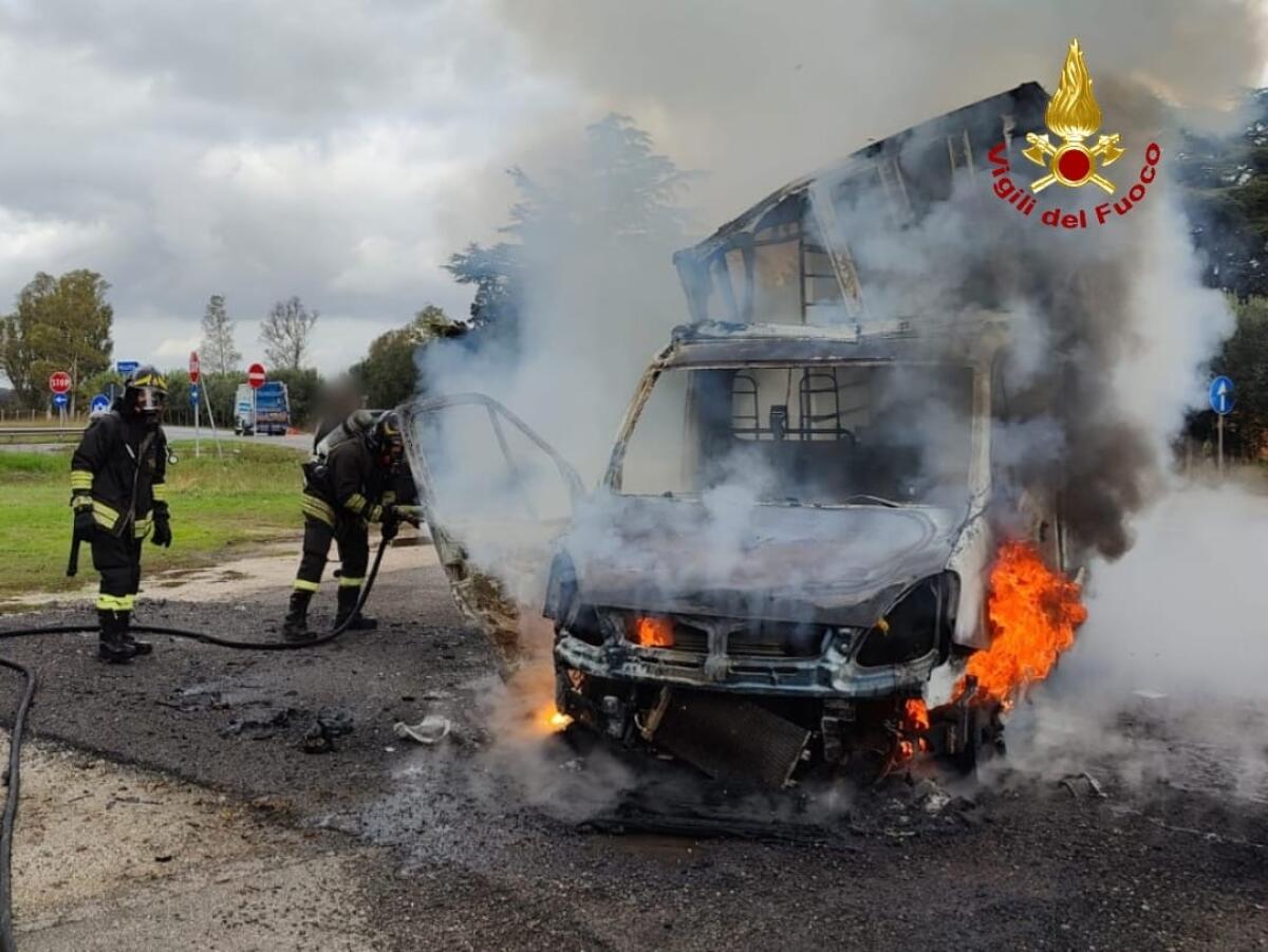 Furgone in fiamme a Campoverde - 