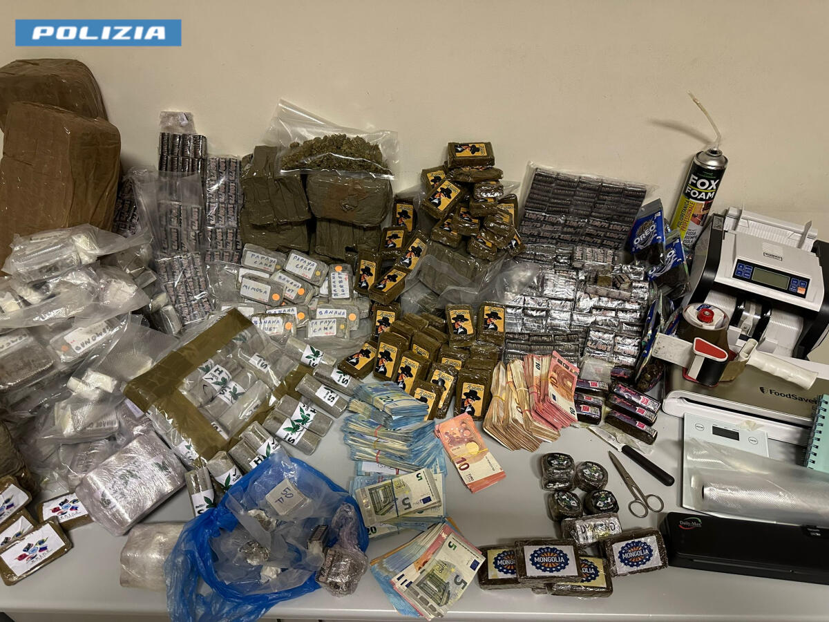 La Polizia di Roma arresta 4 persone per droga. Sotto sequestro oltre 54 chili di hashish e 35mila euro in contanti. - 