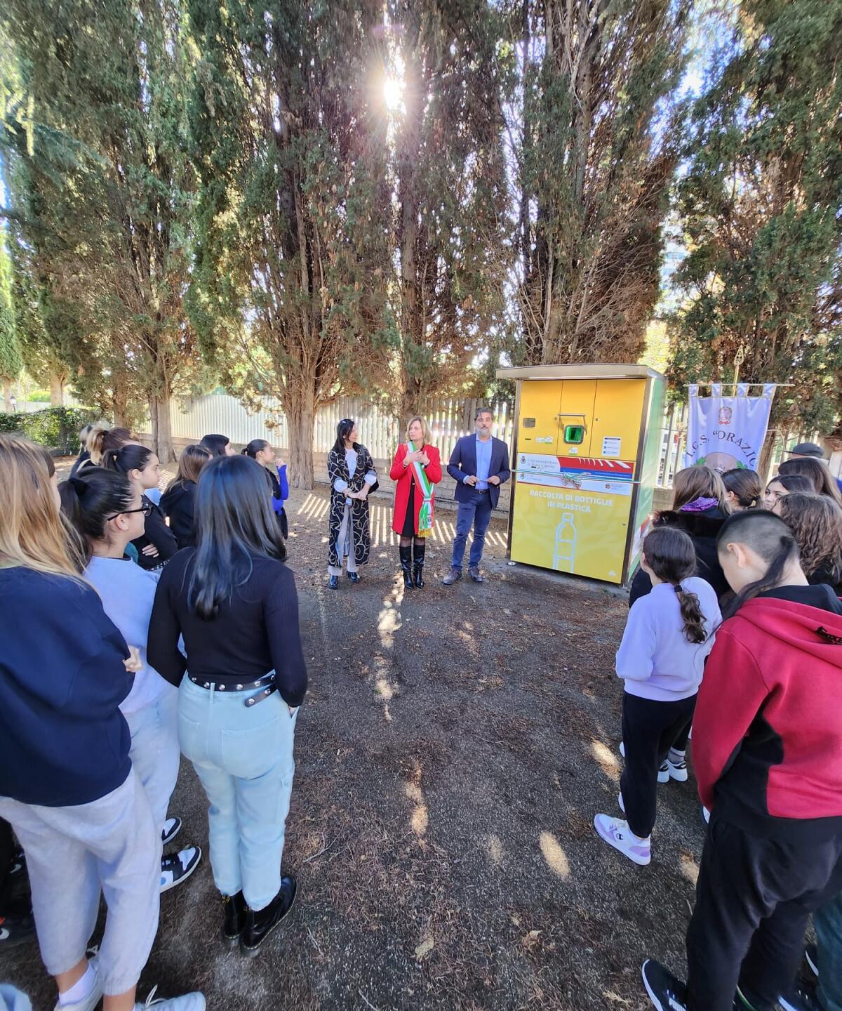 Raccolta differenziata a Pomezia: inaugurati due nuovi eco compattatori - 