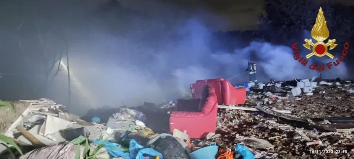 DA QUATTRO GIORNI BRUCIA L'AREA DI LE SALZARE AD ARDEA, IL SINDACO: "Preoccupati per situazione ambientale" - 