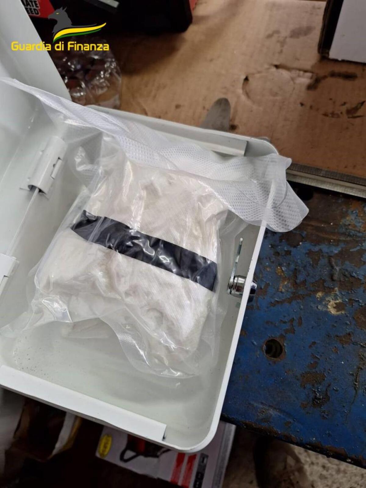 Officina abusiva  a Terracina, sequestro della Guardia di Finanza: trovato mezzo chilo di cocaina - 