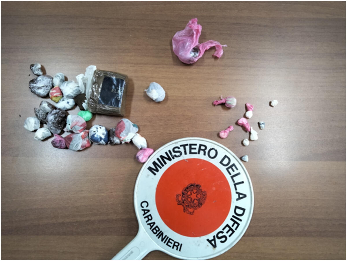 Aprilia - Quartiere Toscanini, controlli antidroga: trovati 124 grammi tra cocaina e hashish nel parco - 