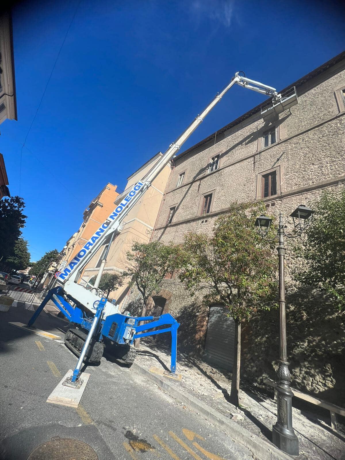 Crollo di detriti da Palazzo Savelli, ad Albano: oggi Corso Matteotti chiuso per la rimozione del cornicione pericolante. - 