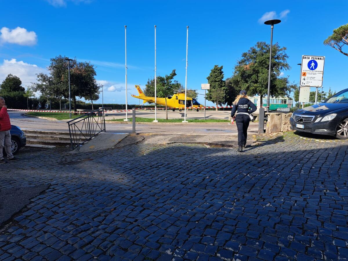 Cade dal tetto mentre stava ripulendo la grondaia: 65enne di Lanuvio elisoccorso e condotto d'urgenza a Roma. - 