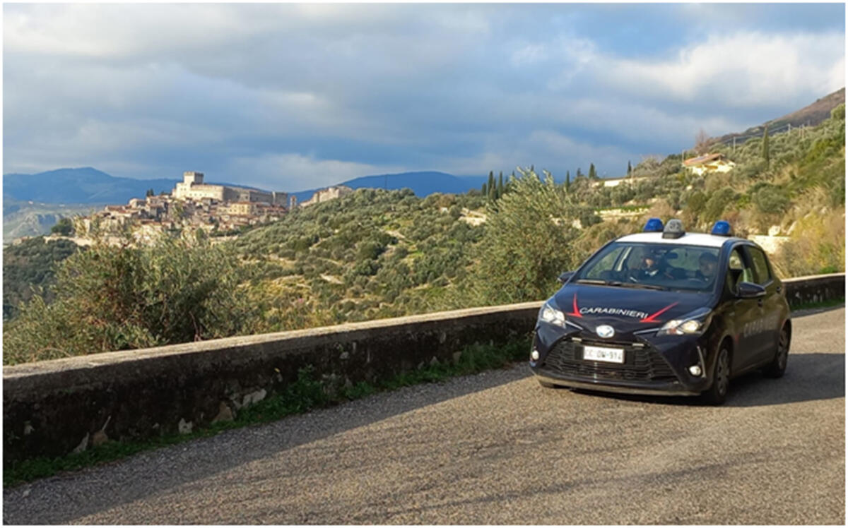 Ruba il portafoglio ad un turista a Sermoneta e usa la carta di credito, denunciato - 