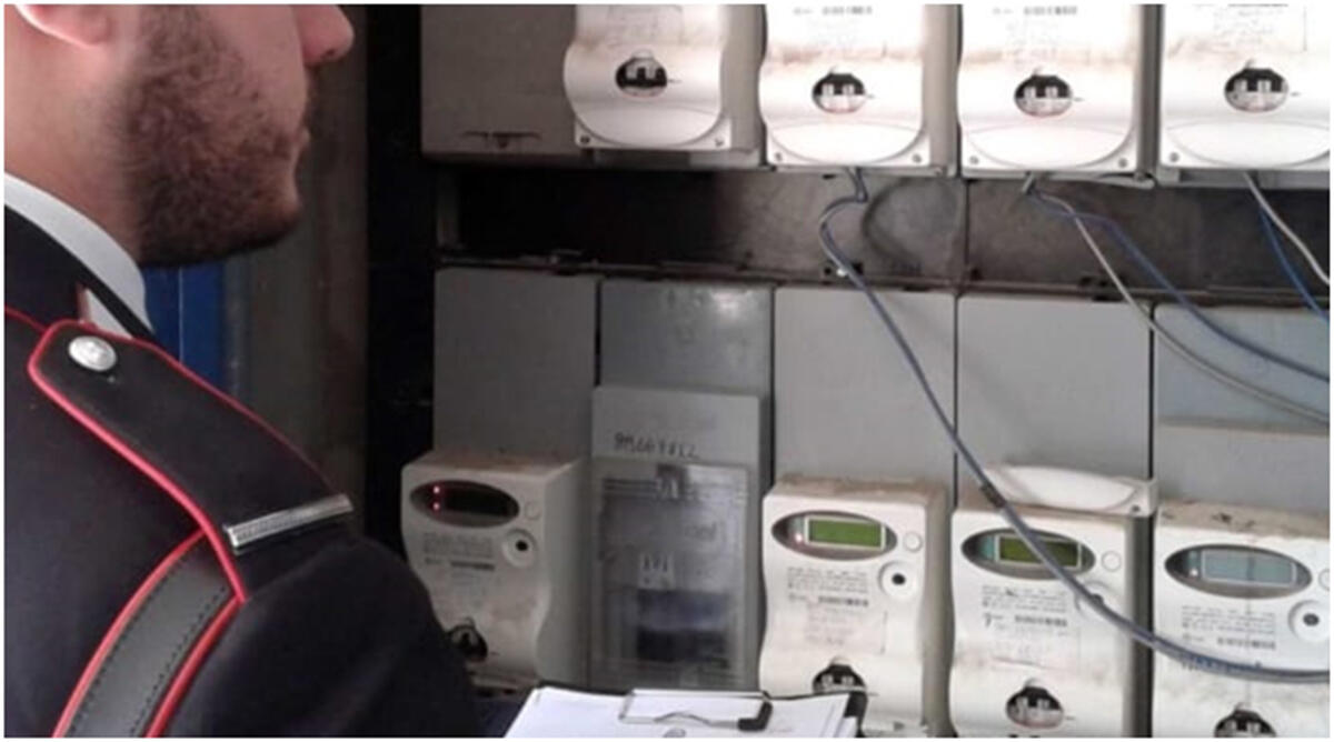 Le arrivano le bollette, ma sono di un capannone sul Lago di Iseo: la disavventura di una professionista di Aprilia - 