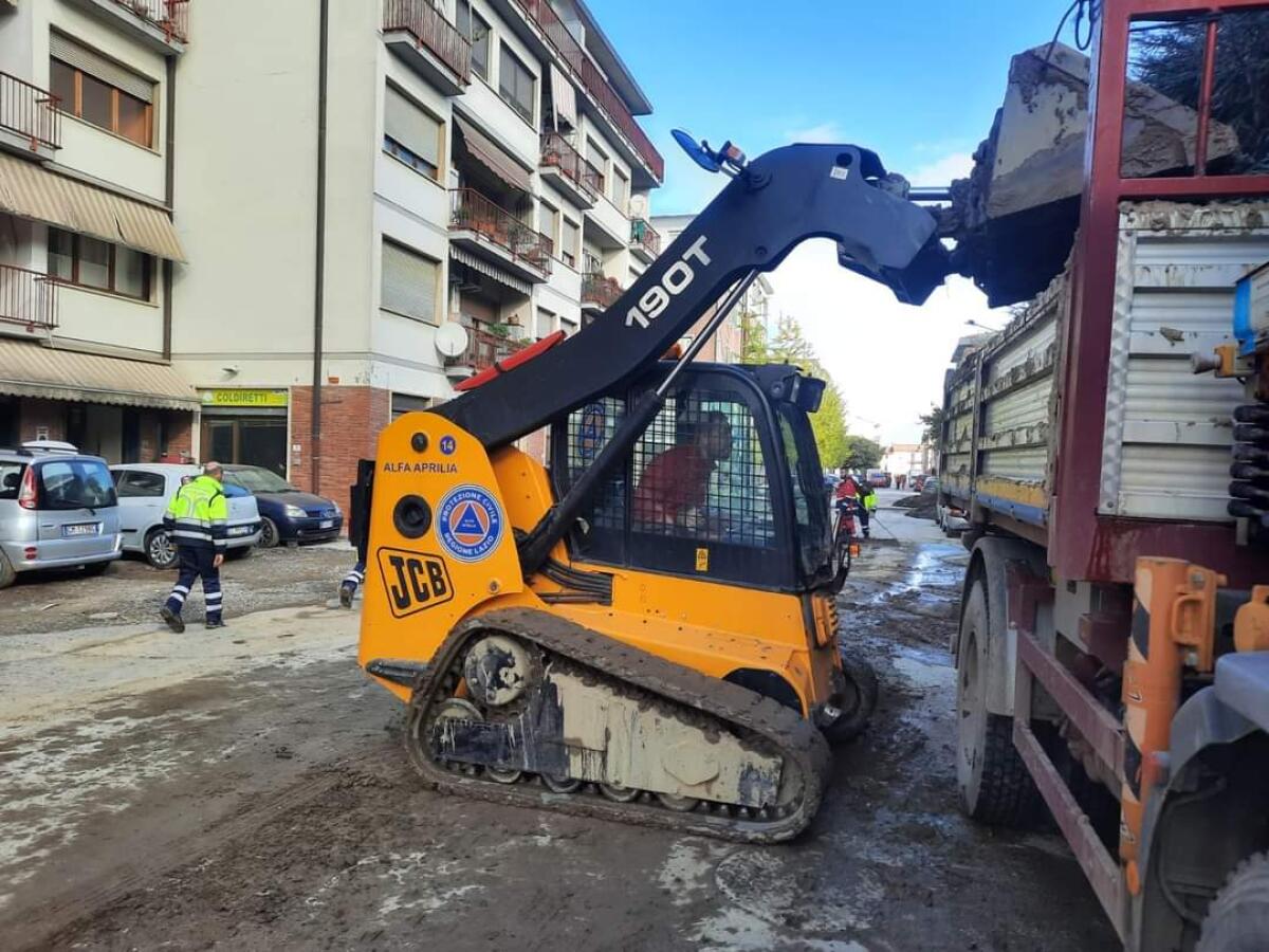 Emergenza Toscana: dalla scorsa domenica i volontari della protezione civile Alfa di Aprilia al lavoro nel Comune di Quarrata. - 