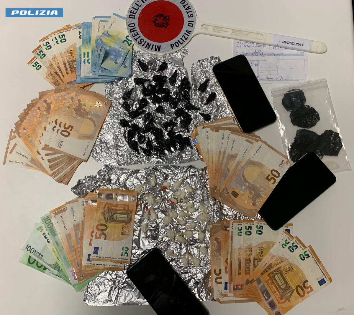 “Papà butta tutto, fuori ci sono le guardie”: un’intera famiglia in manette per droga ai Castelli Romani. - 