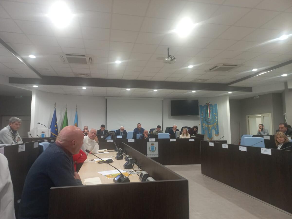 "No al pollificio", la protesta sotto al Comune di Aprilia. La questione in Commissione - 