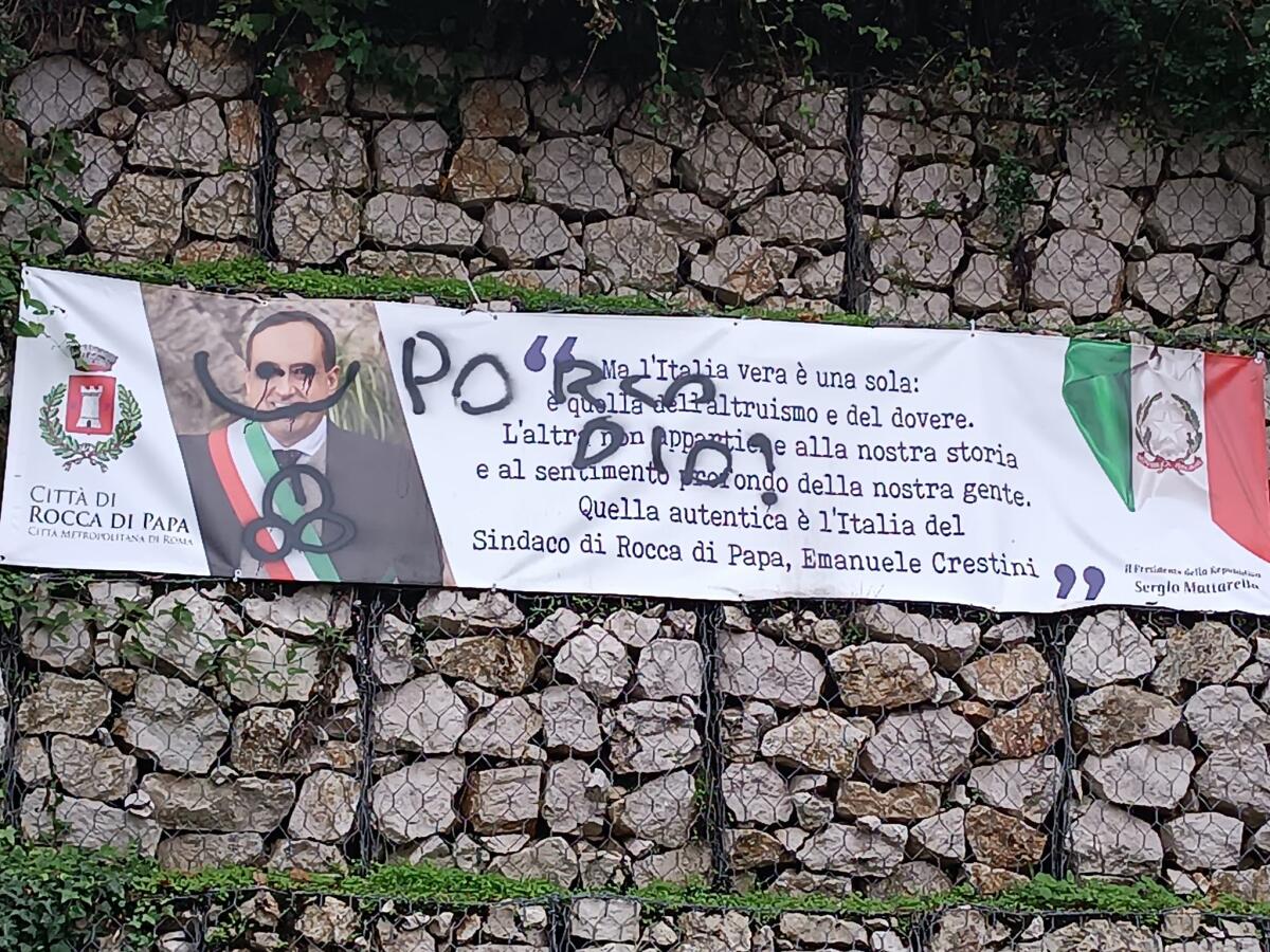 Imbrattato lo striscione dedicato alla memoria del sindaco Crestini a Rocca di Papa: "Si trovino i responsabili" - 