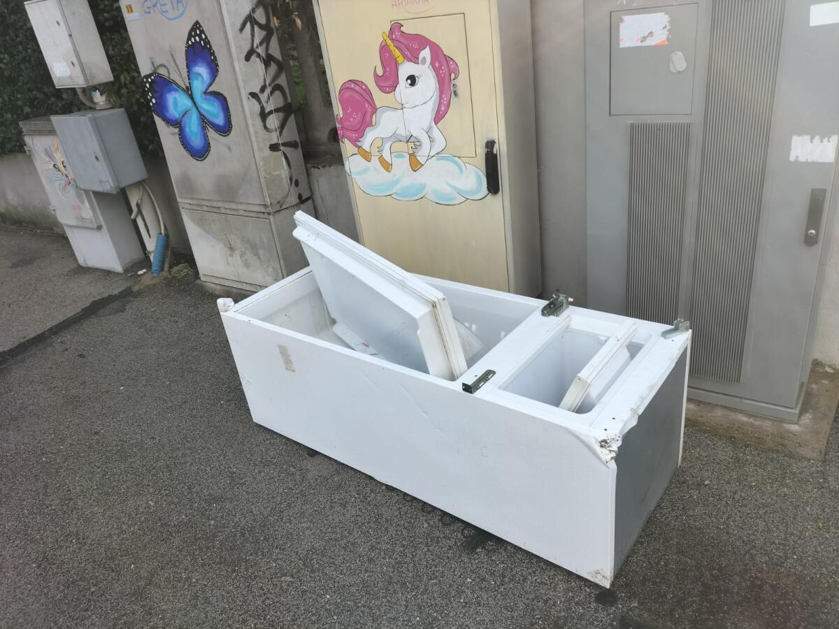 Frigorifero abbandonato da giorni all’angolo tra via Monteverdi e via Toscanini, ad Aprilia. La segnalazione. - 