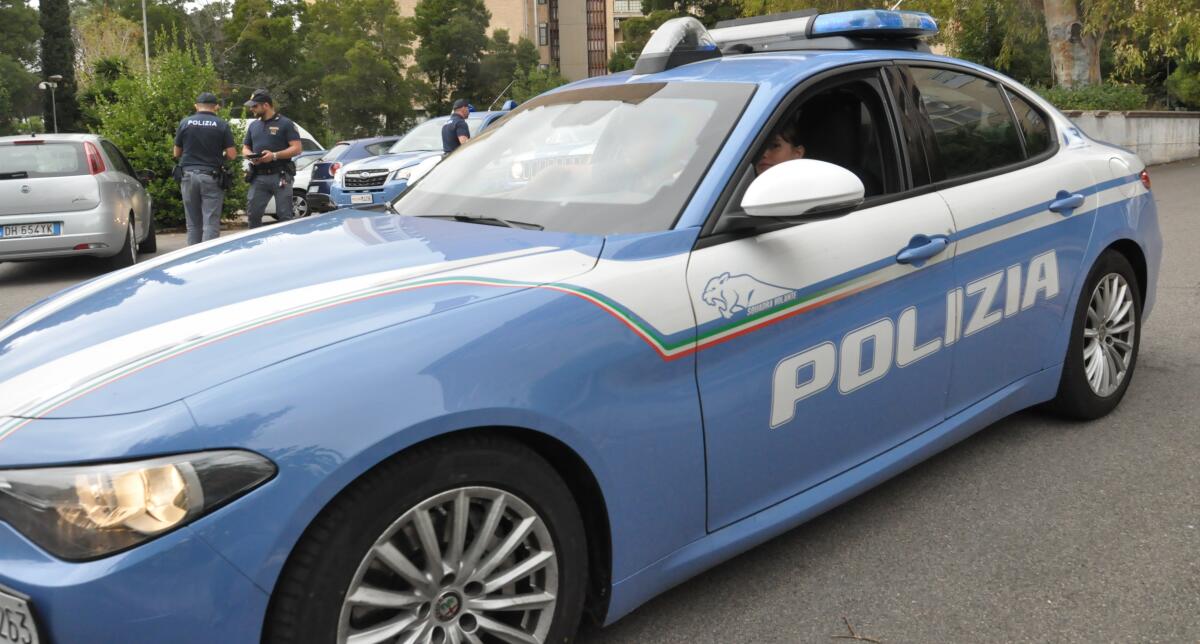 Controlli della Polizia con i cani antidroga in tre istituti superiori di Latina. Segnalato un giovane alla Prefettura. - 