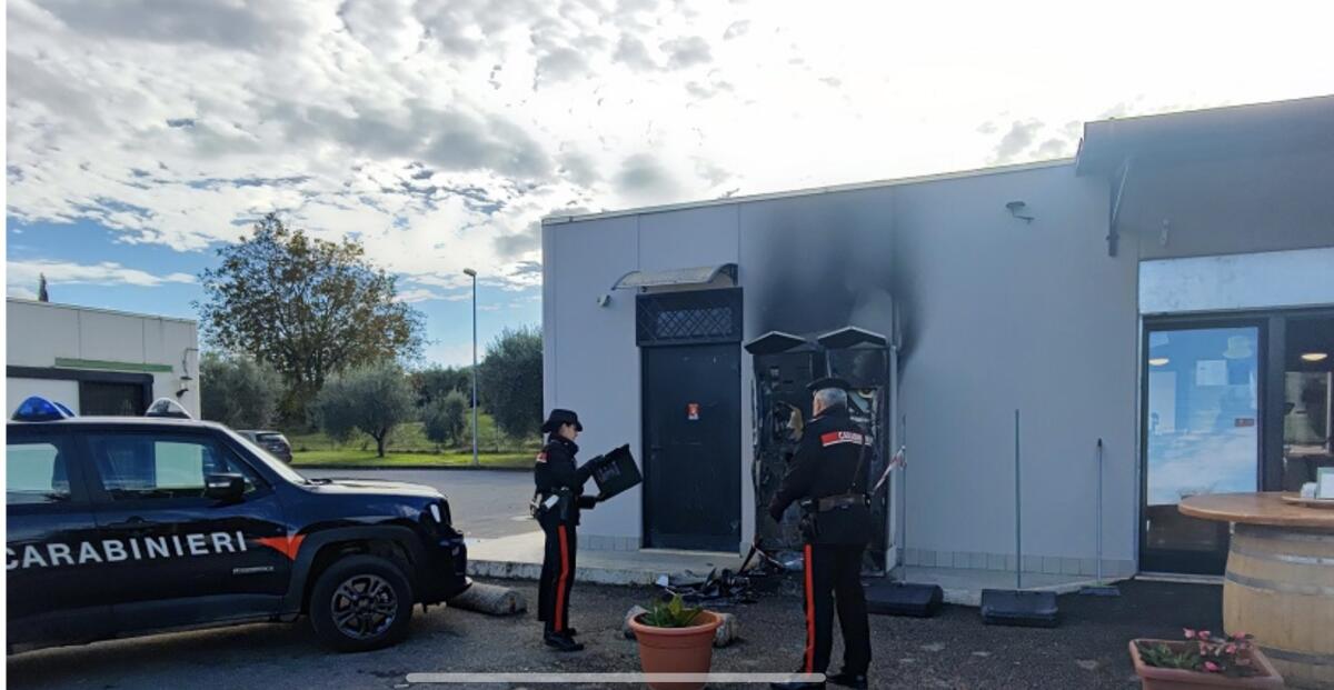 Distributore automatico di sigarette in fiamme a Cori. Indagano i Carabinieri. - 