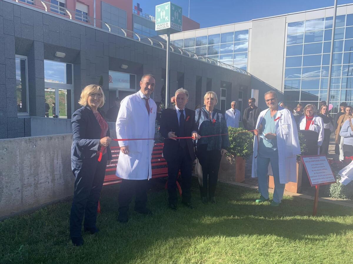 Una panchina rossa presso l'ospedale dei Castelli di Ariccia - 