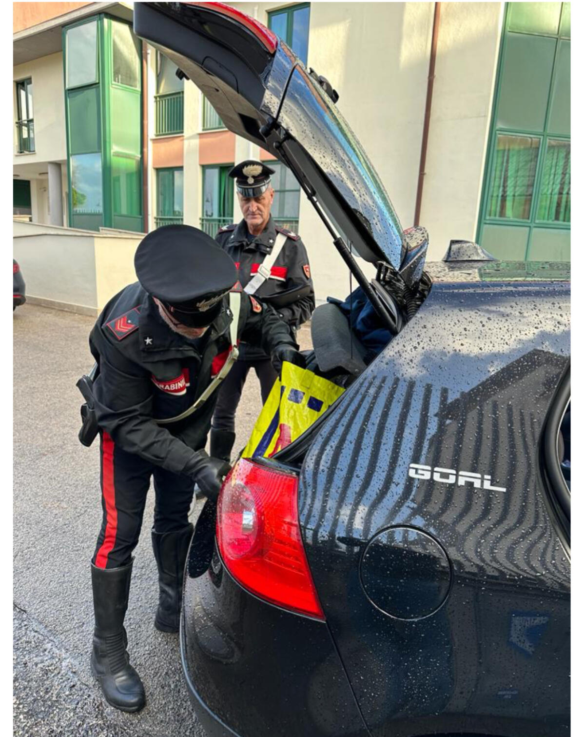 Tentano di disfarsi della droga, marito e moglie arrestati dai carabinieri di Terracina - 