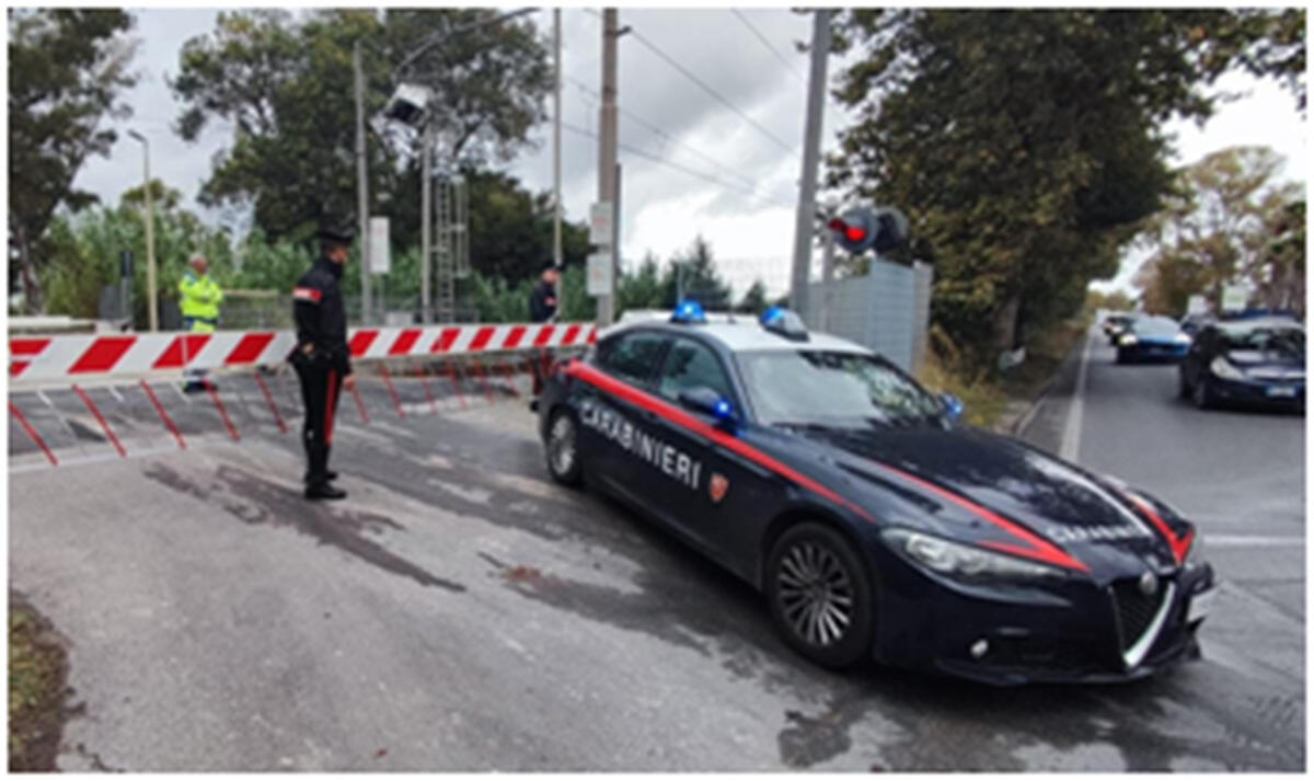 Danni al passaggio a livello sulla Nettunense, intervengono i carabinieri di Aprilia - 