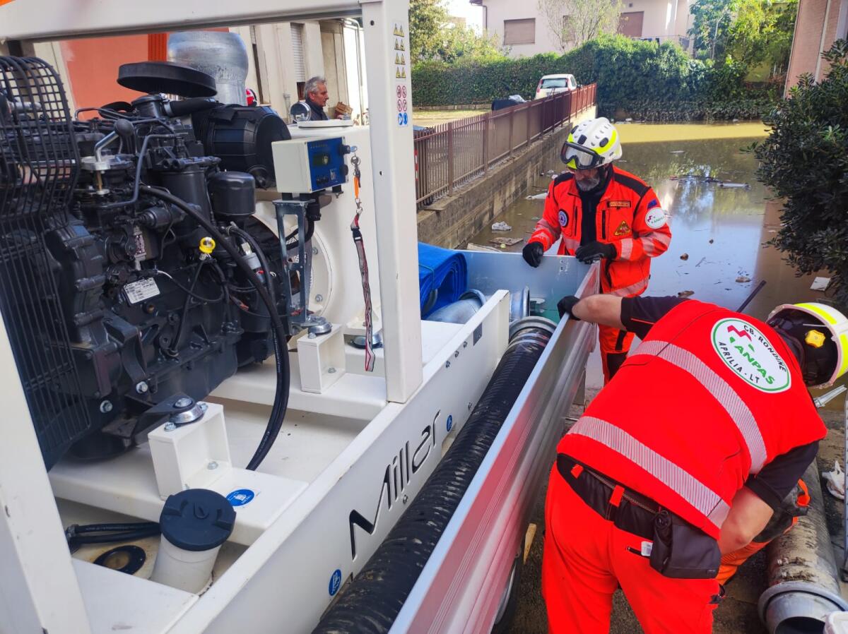 La Cb Rondine di Aprilia a Campi Bisenzio: "Al lavoro per togliere acqua e fango dalle strade" - 