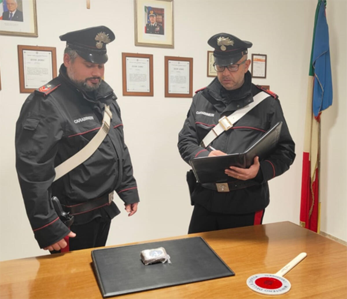 Fermato dai Carabinieri sull’Appia, viene sorpreso con un panetto di hashish. 41enne di Terracina in manette. - 