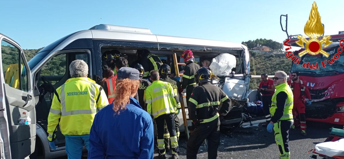 Tragico incidente sull'A12: bisarca si scontra con un nove posti, un morto e 8 feriti - 