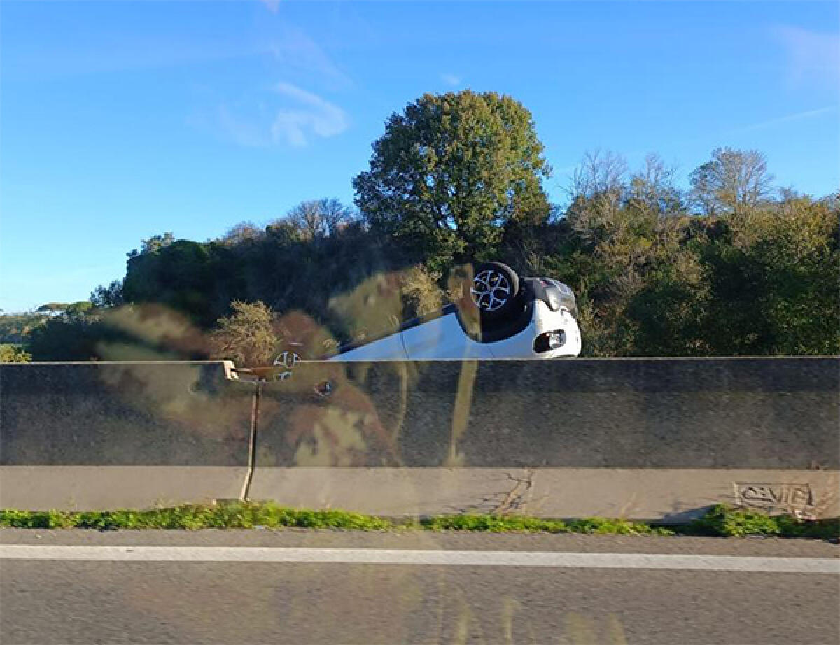 Incidente tra 3 auto sulla Pontina, una si cappotta in strada: mezzi rimossi all’altezza di Casalazzara. - 