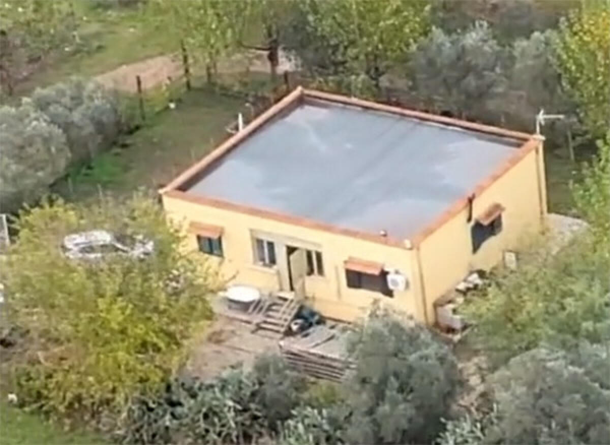 Spaccio di droga e spendita di valori bollati contraffatti: scattano due misure cautelari ad Aprilia. I Carabinieri entrano in azione da terra e con gli elicotteri. VIDEO - 