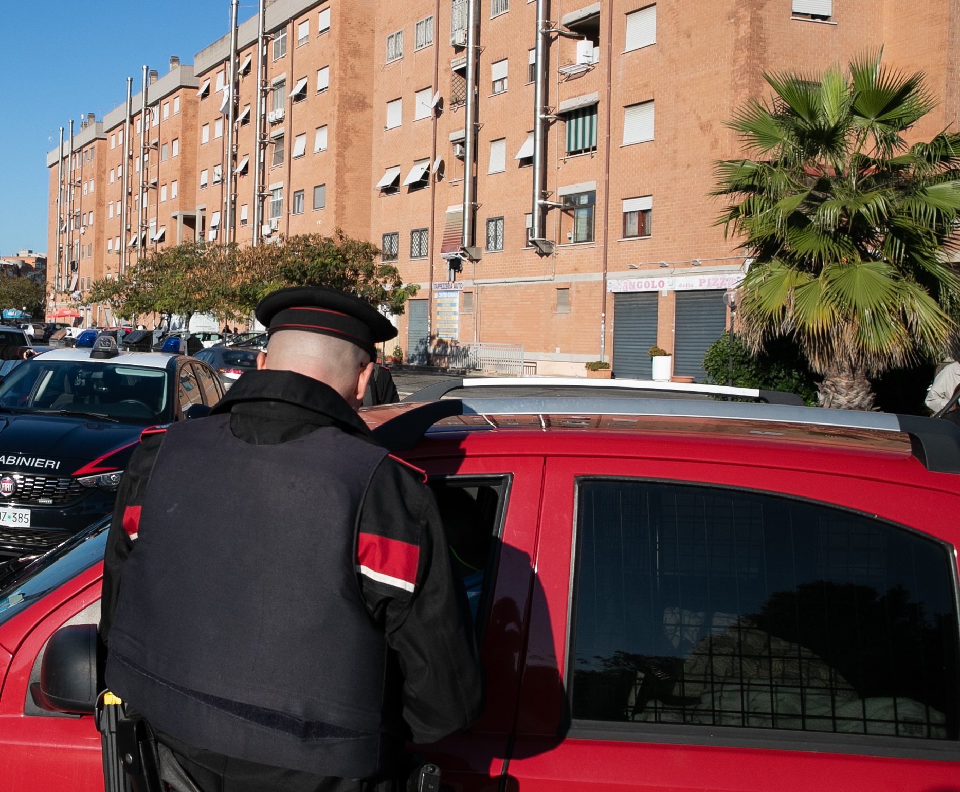 In corso le operazioni di sgombero di due famiglie Spada. Spada Giovanna e Spada Daniela Daniele Spada madre di Spada Roberto. 18 OTTOBRE 2022, OSTIA, ROMA. ANSA/EMANUELE VALERI