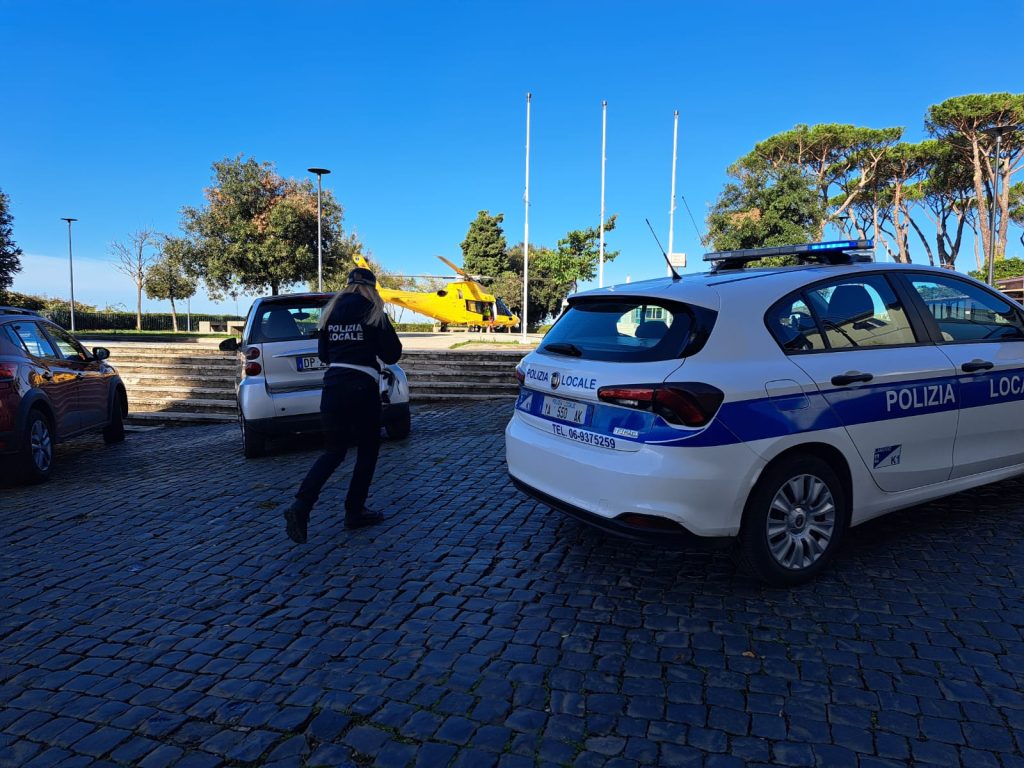 La Polizia Locale di Lanuvio in piazza della Repubblica per l'arrivo dell'elisoccorso