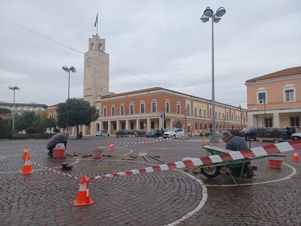 Avviati i lavori di sostituzione dei sanpietrini divelti in Piazza del Popolo a Latina. - 