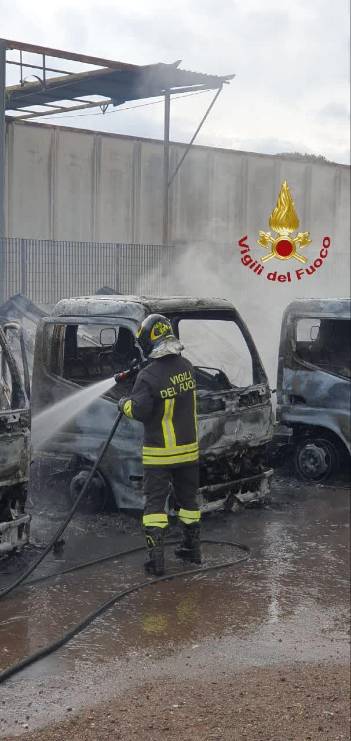 Compattatori della nettezza urbana in fiamme in via Cancelliera, ad Ariccia. Vigili del fuoco in azione. - 