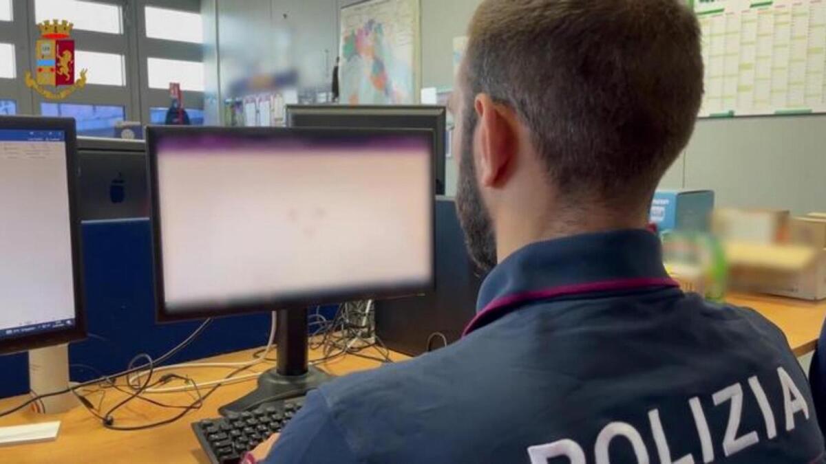 Viola la posta elettronica di un’azienda di Cisterna, attraverso il sistema B.E.C., e mette a segno una truffa da 15mila euro. La Polizia identifica e denuncia l’autore. - 