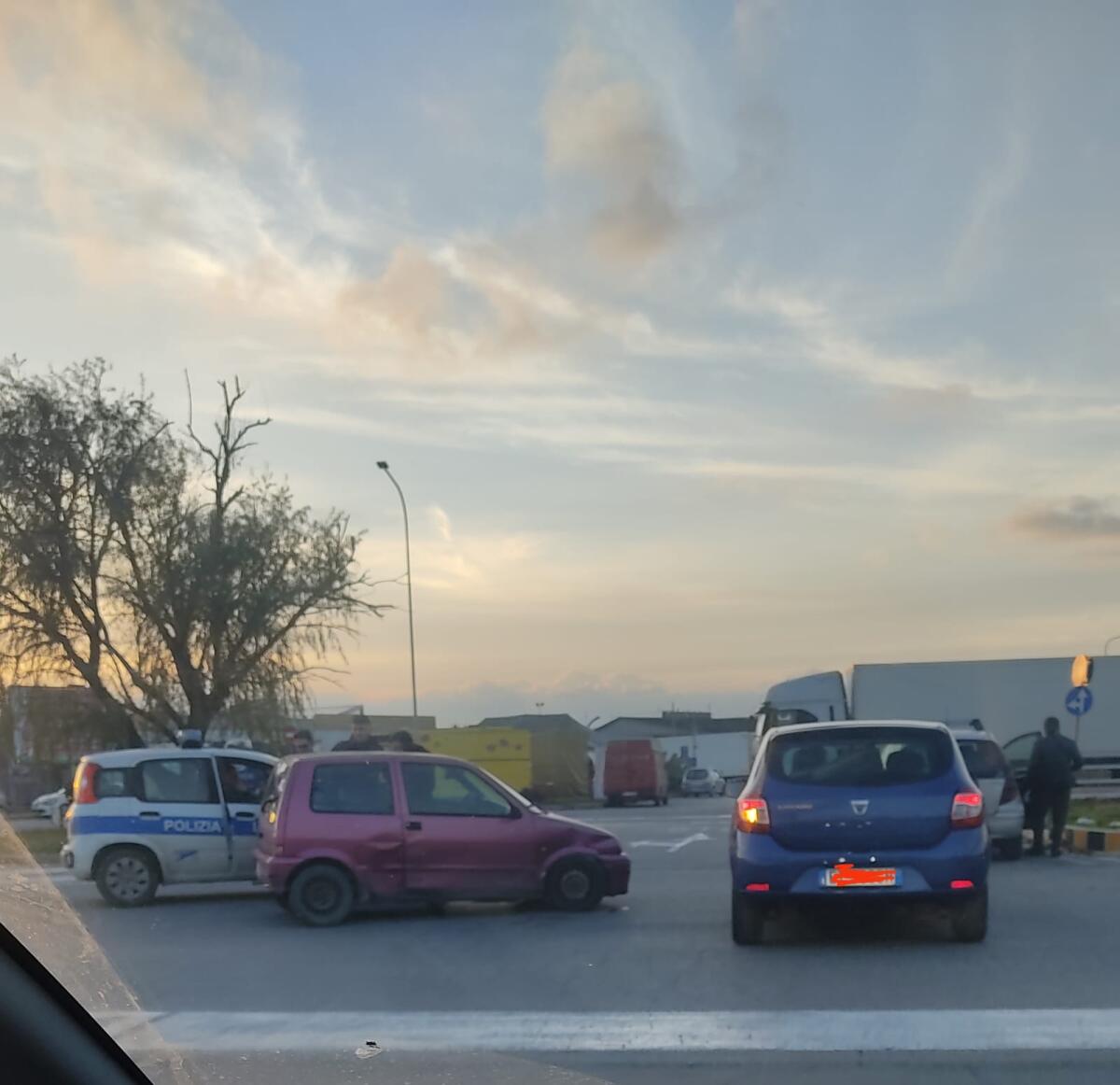 Incidente in viale Europa ad Aprilia: due auto coinvolte - 