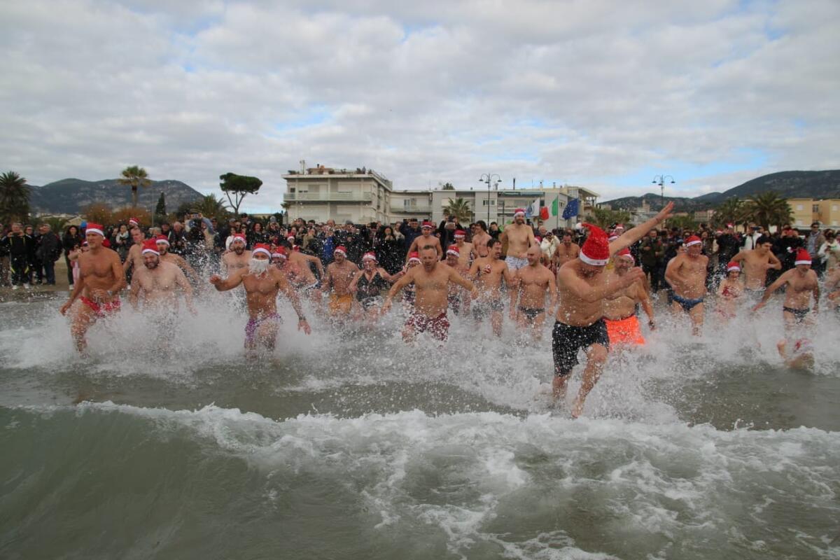 Tuffo in mare sul lungomare di Terracina: grande successo per il “Bagno di Santo Stefano” organizzato dal gruppo “Sei di Terracina se”. - 