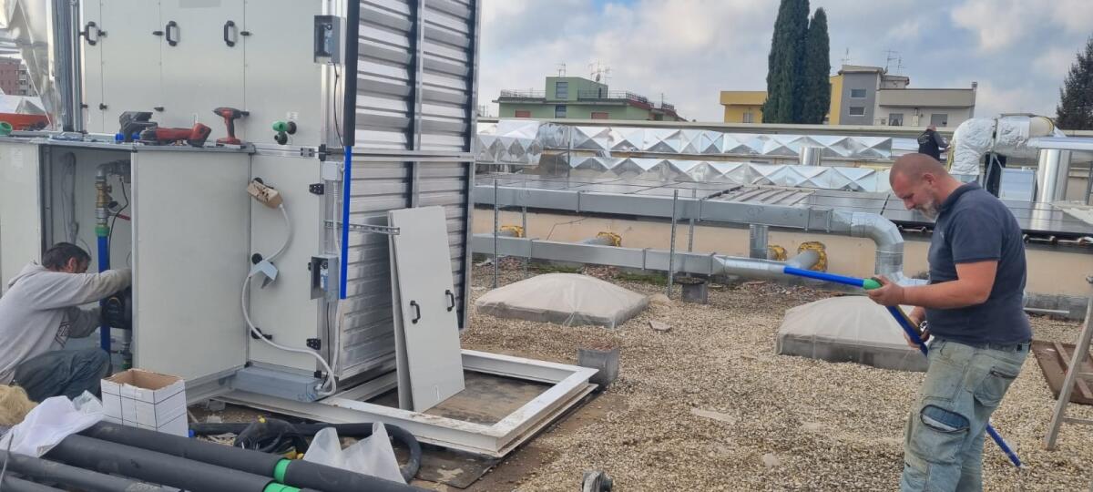 Lavori di riqualificazione alla piscina comunale di via Ugo La Malfa, ad Aprilia: installati i pannelli fotovoltaici. Sopralluogo del Comune. - 